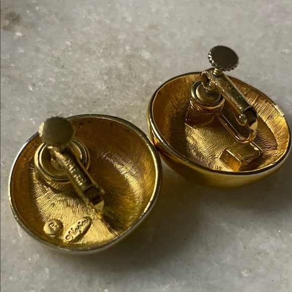 VINTAGE Napier gold tone clip-on earrings - Picture 5 of 5